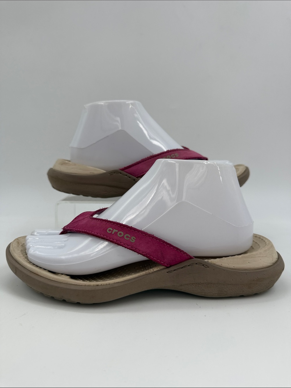 CROCS Capri IV Women's Size 7.0 Fuchsia Suede Cream Footbed